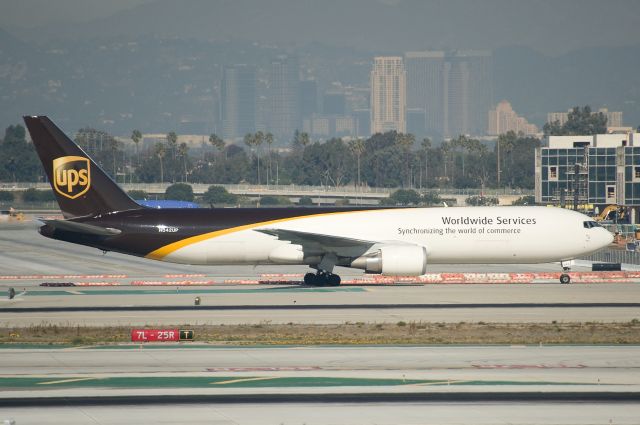 BOEING 767-300 (N342UP)