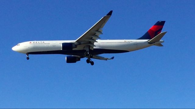 Airbus A330-300 (N812NW) - Landing 22L at KBOS