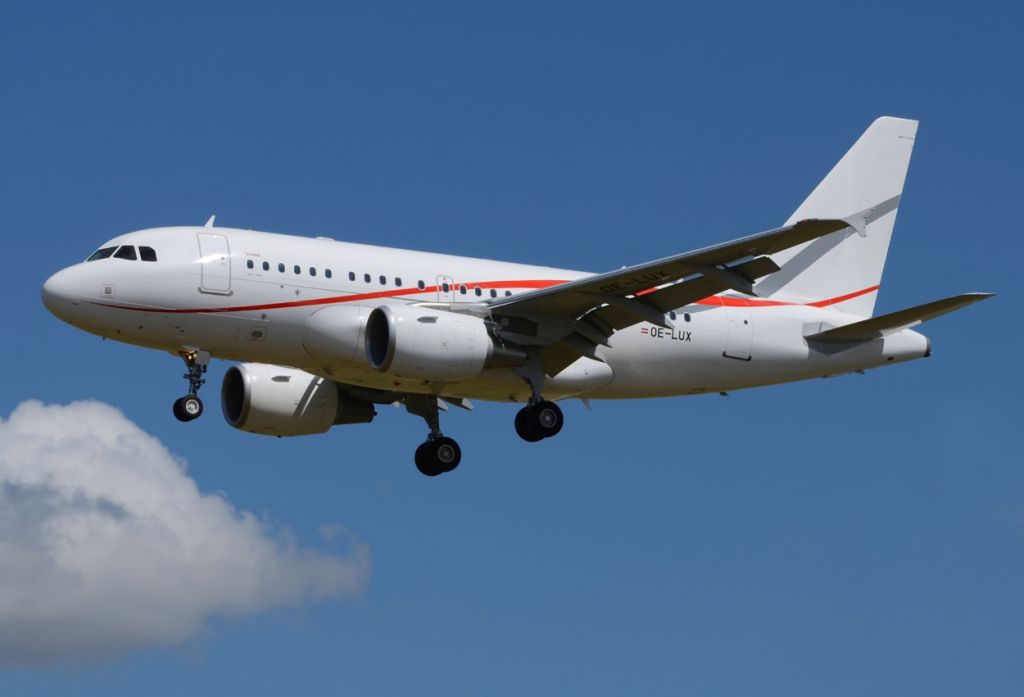 Airbus A318 (OE-LUX)