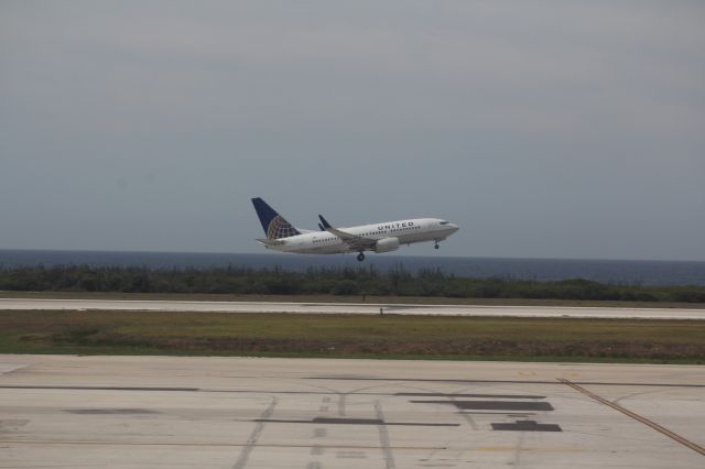 Boeing 737-700 (N33714) - takeing off runway 11