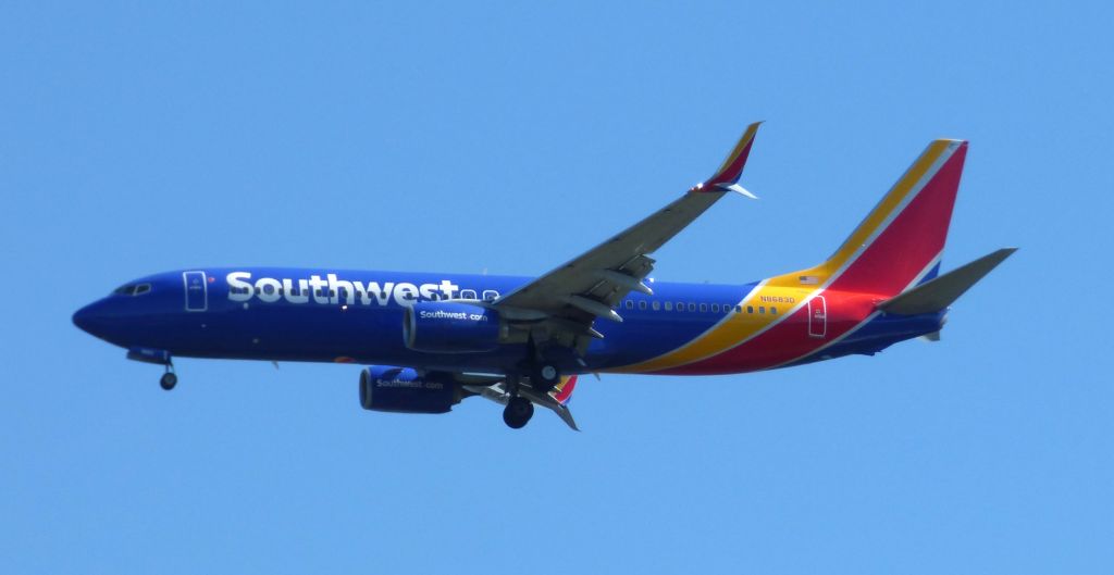 Boeing 737-800 (N8683D) - Moments before landing, summer 2018.