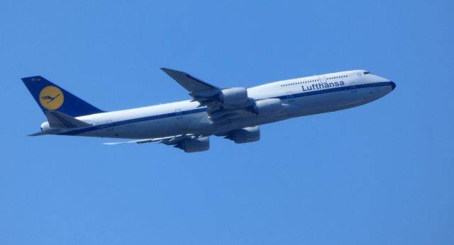 BOEING 747-8 (D-ABYT) - Upwind of the airport is this 2015 Lufthansa Boeing 747-830 in the Summer of 2019.