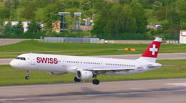 Airbus A321 (HB-IOH) - Arriving from Copenhagen