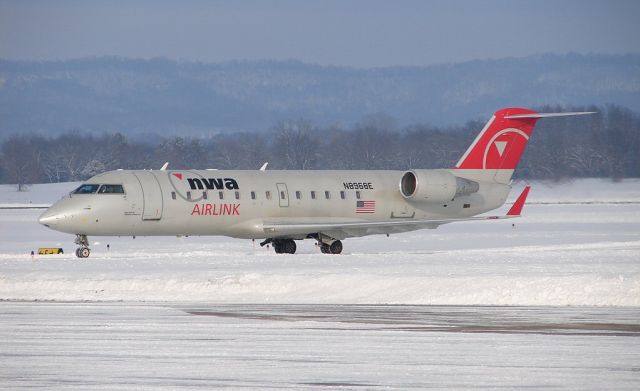 Canadair Regional Jet CRJ-200 (N8968E)