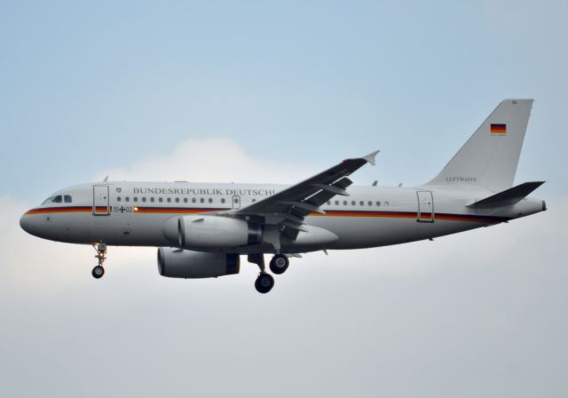 Airbus A319 (N1502) - A 319 of the German Luftwaffe on final for RW 32R