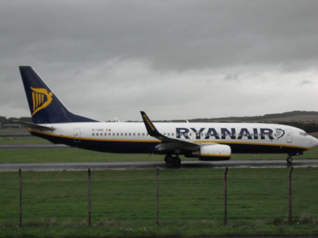 Boeing 737-800 (EI-DWE) - Taxiing to 31