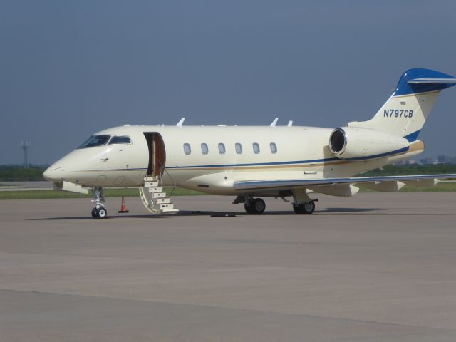 Bombardier Challenger 300 (N797CB)