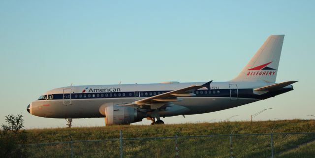 Airbus A319 (N745VJ) - 10/15/22 taxiing in on Juliet in Allegheny livery