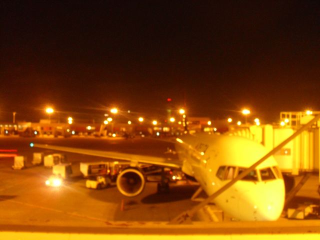 Boeing 757-200 (N900PC) - Boarding at the gate.