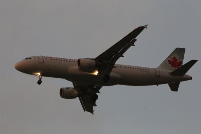 Airbus A320 (C-GQCA)