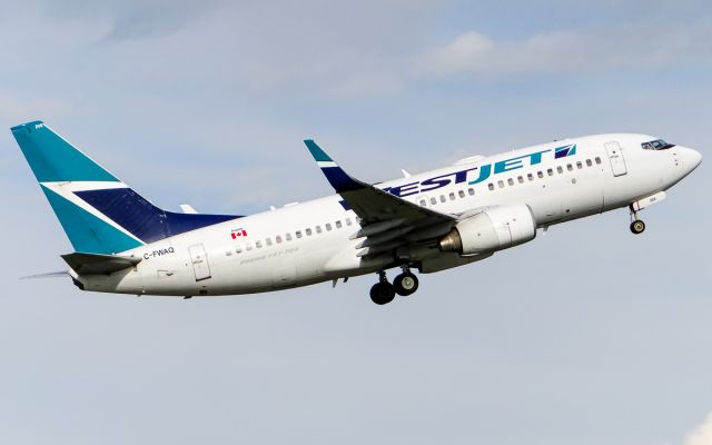 Boeing 737-700 (C-FWAQ)