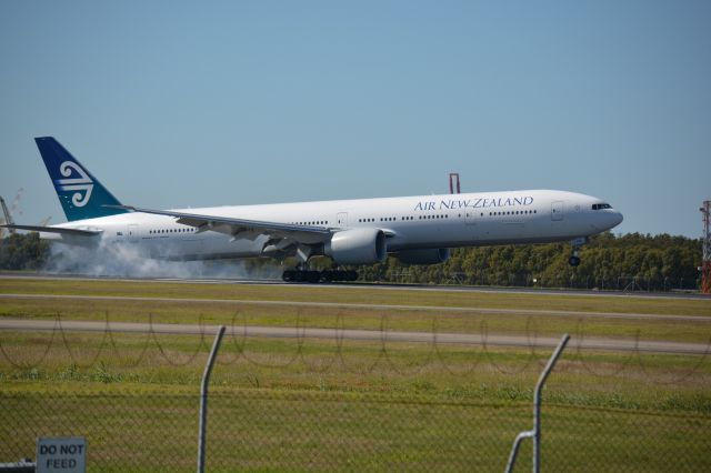 BOEING 777-300ER (ZK-OKM)
