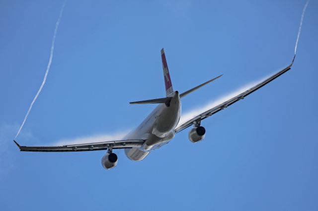 Airbus A330-300 (HB-JHA) - condensations