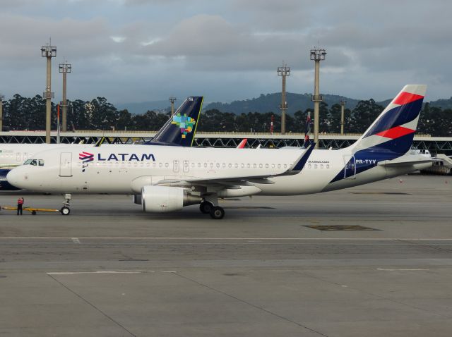 Airbus A320 (PR-TYV)