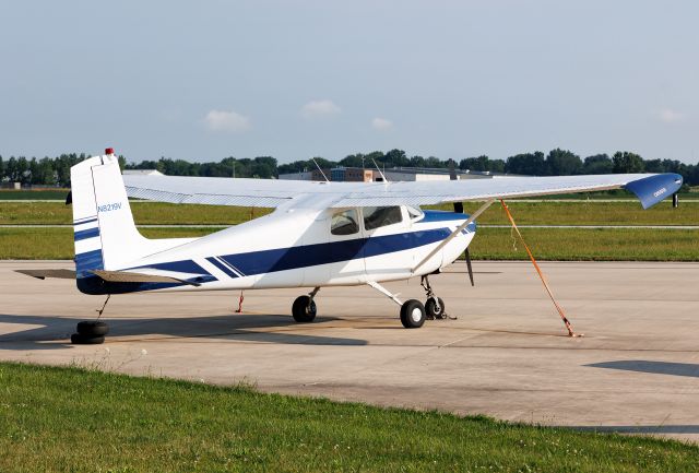 Cessna Skyhawk (N8219V)