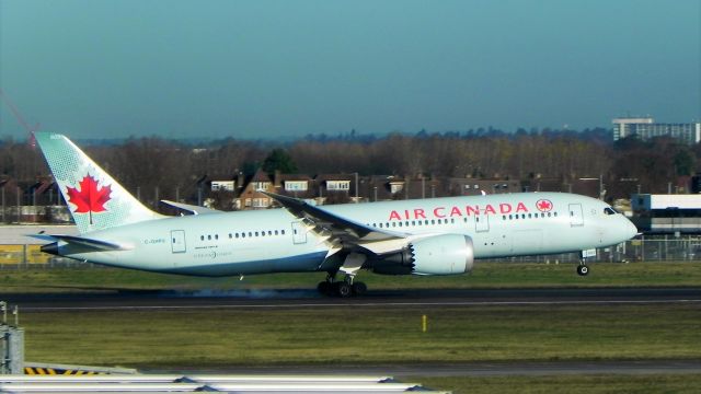 Boeing 787-8 (C-GHPU) - Touching down from Calgary as AC850