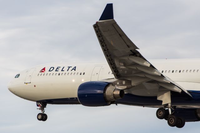 Airbus A330-300 (N818NW)