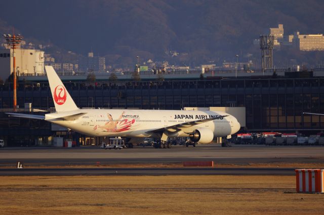 BOEING 777-300 (JA8942)