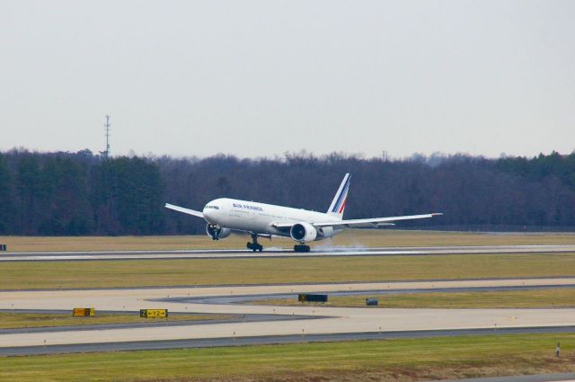 Boeing 777-200 (F-GSQM) - 12/29/11. Landing 19C.