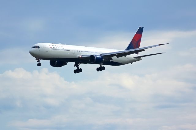 BOEING 767-400 (N839MH)