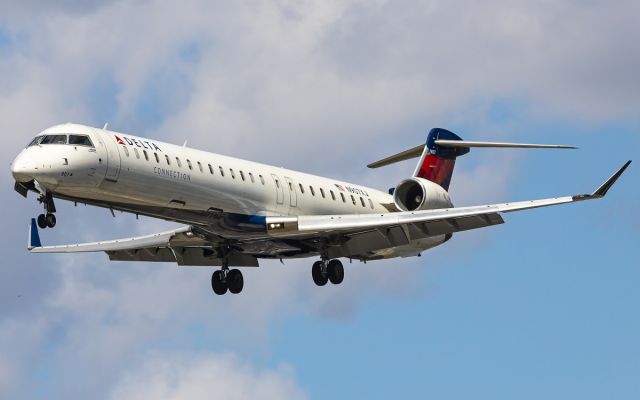 Canadair Regional Jet CRJ-900 (N907XJ)