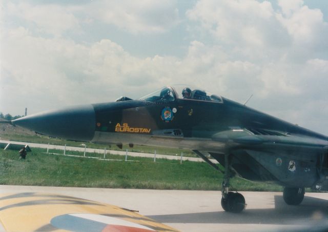 — — - L-29 taxing with Mig-29 before taking off