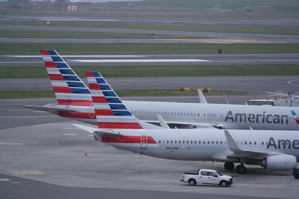 Boeing 737-800 (N934NN)