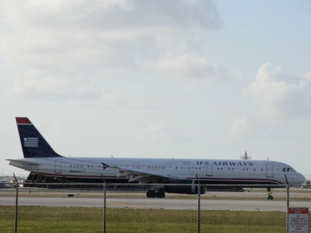 Airbus A321 (N566UW)