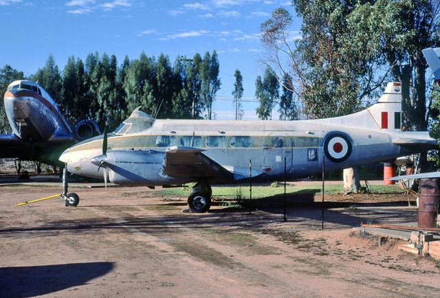 ANZ1817 — - NEW ZEALAND - AIR FORCE - DE HAVILLAND DH-104 DEVON - REG NZ1817 (CN 04403) - MILDURA VIC. AUSTRALIA - YMIA (6/8/1983)