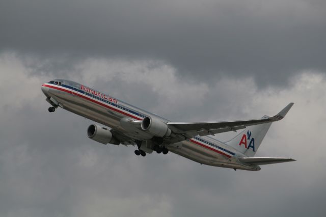 BOEING 767-300 (N377AN)