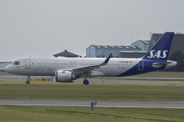 EI-SCC — - West og Runway R22