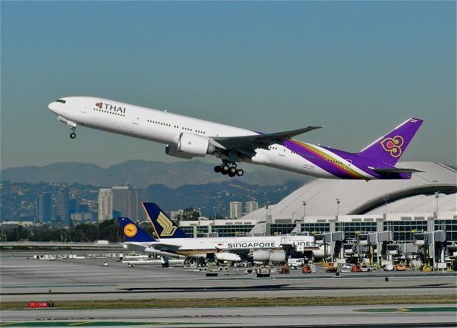 BOEING 777-300 (HS-TKO)