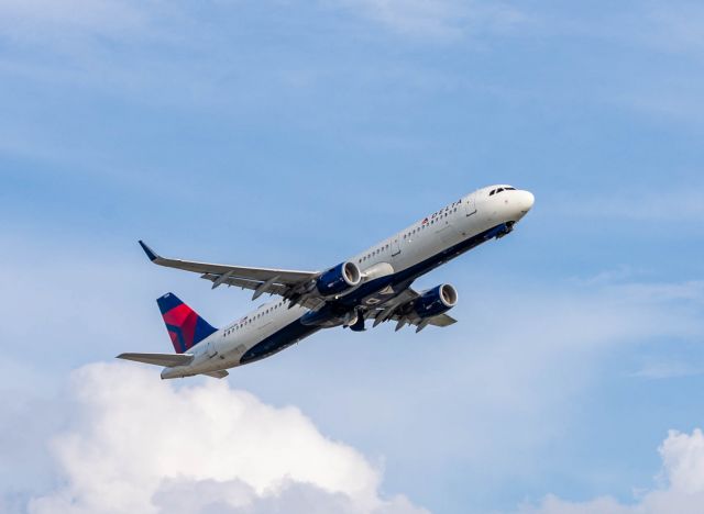 Airbus A321 (N326DN) - Delta 2174 departs for KDCA.