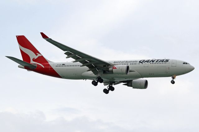 Airbus A330-200 (VH-EBB)