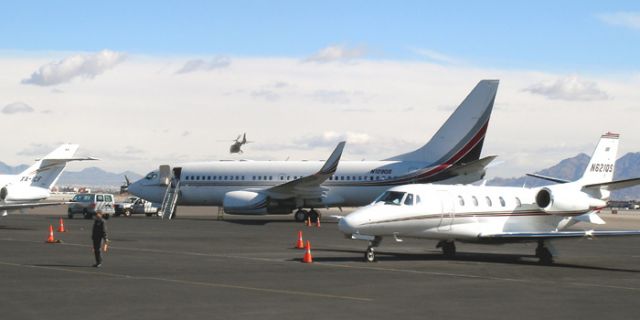 Boeing 737-700 (N129QS) - NetJets BBJ on the Signature Flight Support ramp being prepared for departure.