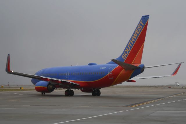 Boeing 737-700 (N7813P)