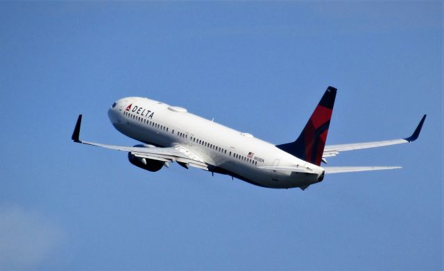 Boeing 737-900 (N808DN)