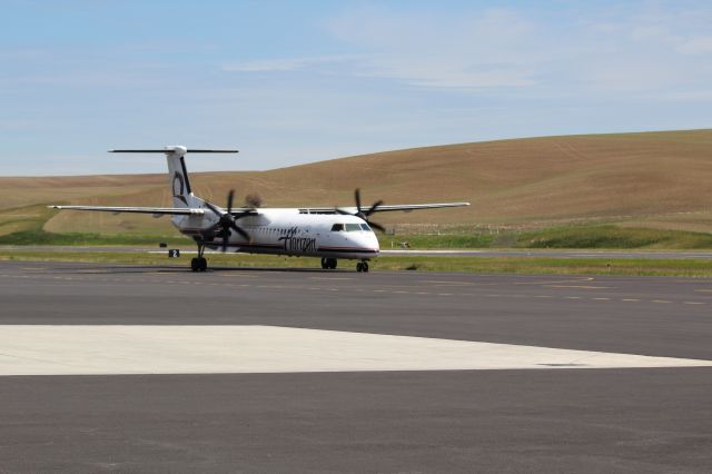 de Havilland Dash 8-400 (QXE215)