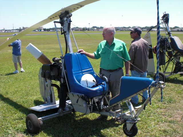 Unknown/Generic Ultralight autogyro — - Gyrocopter, RotoPlane, is a type of rotorcraft which uses an unpowered rotor in autorotation to develop lift, and an engine-powered propeller, similar to that of a fixed-wing aircraft, to provide thrust. While similar to a helicopter rotor in appearance, the autogyro's rotor must have air flowing through the rotor disc to generate rotation.