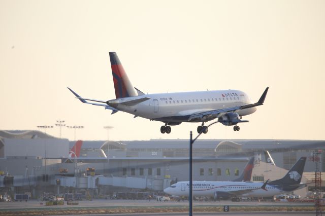 EMBRAER 175 (long wing) (N278SY)