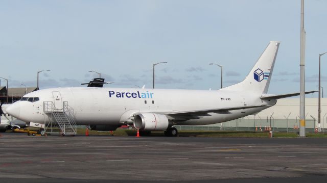 BOEING 737-400 (ZK-PAT) - Resting at the regional apron by an unfortunately placed pole.