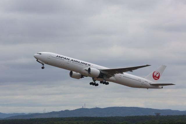 BOEING 777-300 (JA8944)