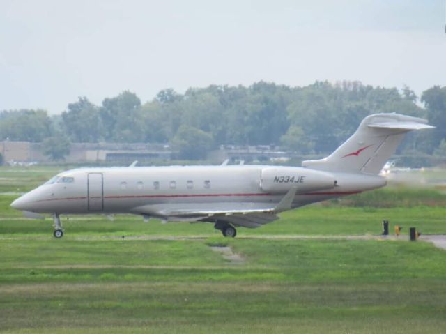 Bombardier Challenger 300 (N334JE)