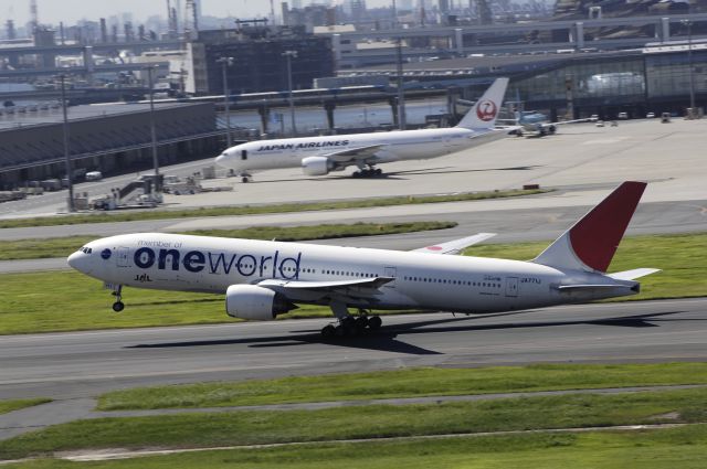 Boeing 777-200 (JA771J) - Takeoff at Haneda Intl Airport Rwy16R on 2012/10/01 "One World c/s"