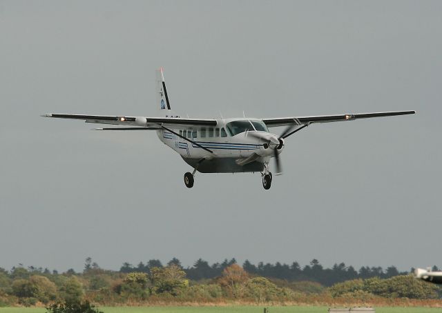 F-GJFI — - Cessna 208B Grand Caravan en approche courte de la piste 07R/25L de l aéroport de Brest-Guipavas (BES-LFRB)