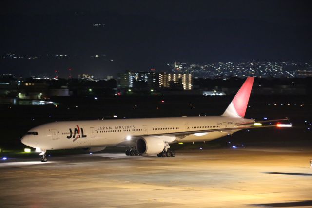 BOEING 777-300 (JA734J)