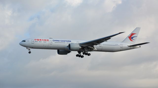 BOEING 777-300ER (B-7882)