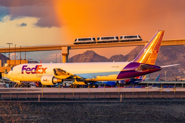 BOEING 767-300 (N164FE) - FedEx 767-300 taxiing at PHX on 12/13/22. Taken with a Canon R7 and Tamron 70-200 G2 lens.