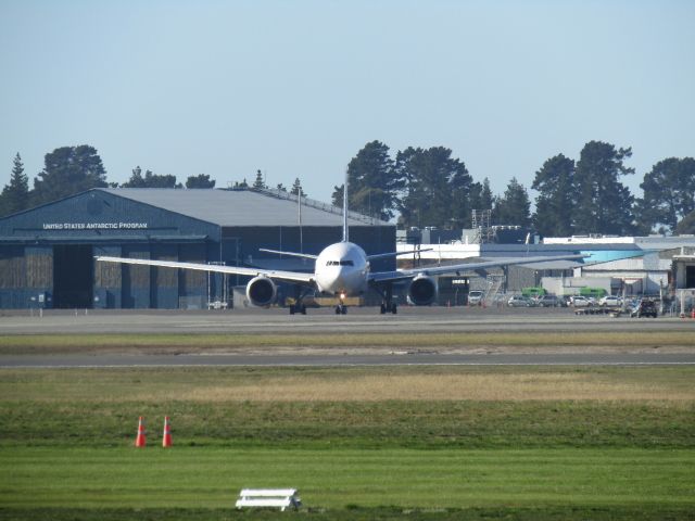 Boeing 777-200 (9V-SVG)