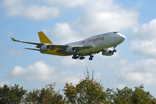 Boeing 747-400 (B-HUS)